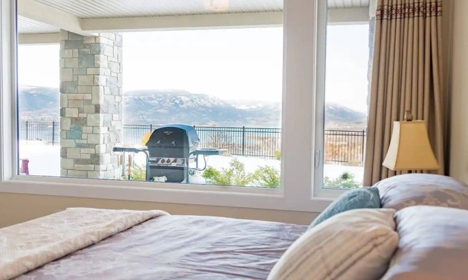 Southwest Mission House | Clean Home with Breathtaking Lakeview in Kelowna