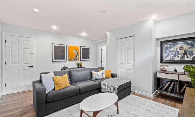 Burnaby House | Clean & Modern 1 Bedroom Suite + Sofa Bed