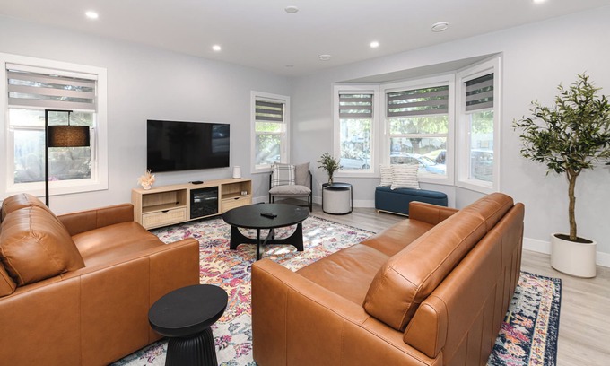 Fairfield House | Clean, Modern Home in the Heart of Cook Street Village - 5 minutes from downtown