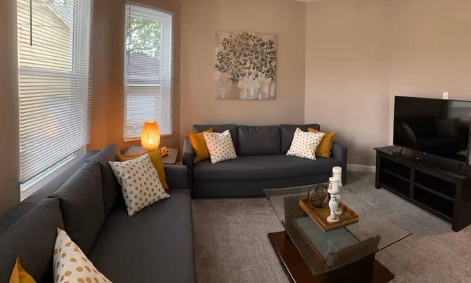 Hamilton House | Clean & Spacious 4 bedroom house in Hamilton, sleeps 7 up and can sleep 2-4 down