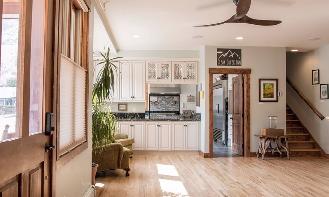 Historic District Hotel | Clear Creek Inn