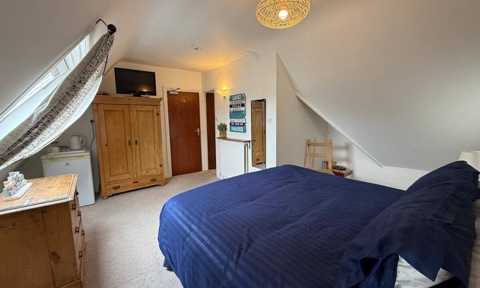West Cliff Apartment | Cliff-Top, Winterdene Suite