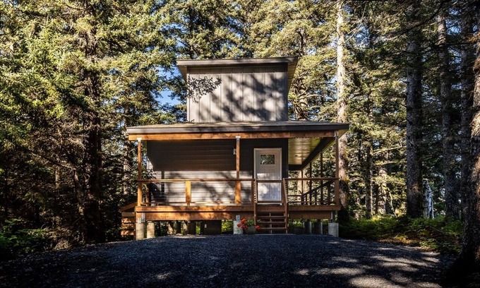 Chiniak Cottage | Cliffside Cottage – Stunning Ocean Views at Friends by the Ocean