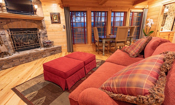 Young Harris Apartment | Cliffside Cottage – King Studio Hideaway w/Creek, Fire Pit & Mountain Charm