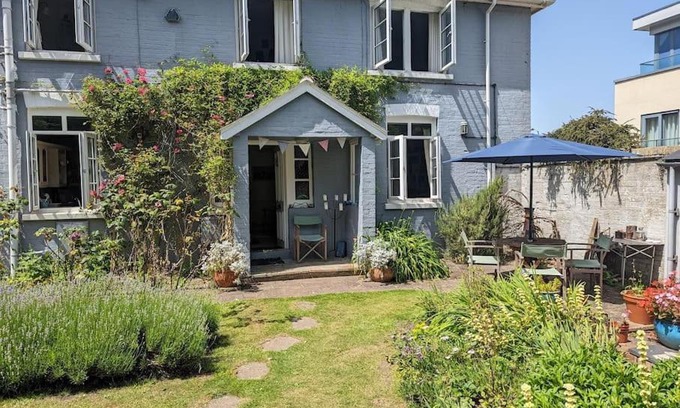 Cowes House | Cliffside