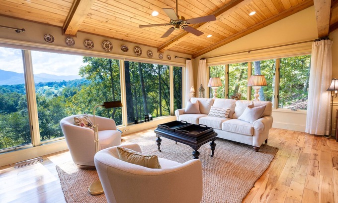 Young Harris Cabin | Cliffside Retreat – Mountain Estate 2BR 3.5B w/Views, Creek & Fire Pit