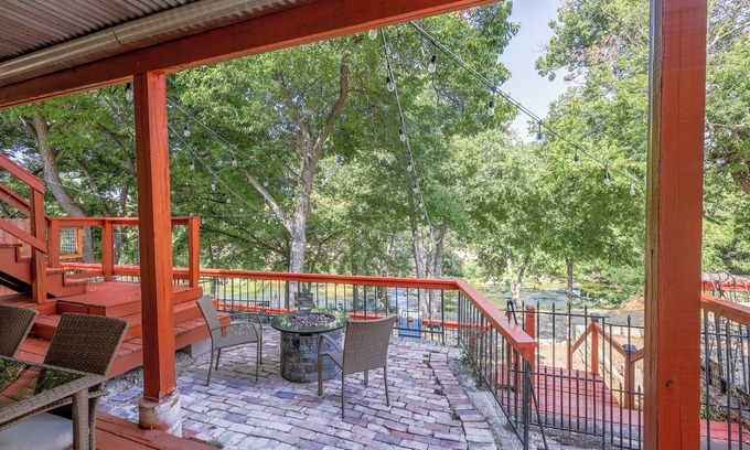 Belton House | Clink on the Creek- Creekside DT Belton- Pet Friendly