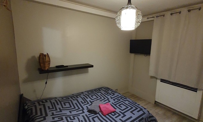 Coteaux Ouest Apartment | Clock apartment near quai de Seine and di center