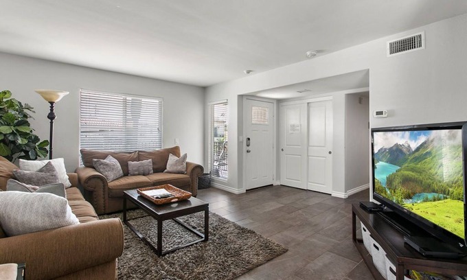 Huntington Beach Apartment | Close 2 the beach, away from crowds