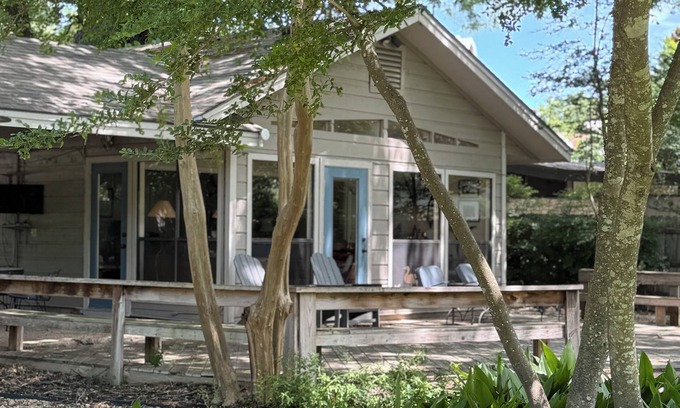 Lakeshore Addition House | Close in Lake Austin lake front setting, family friendly home, not a party venue