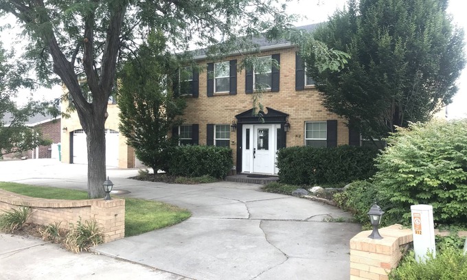 Orem North House | Close to BYU, MTC, UVU, TEMPLES - 7 bedrooms-Theater-Piano-Steam Spa-Sport Court