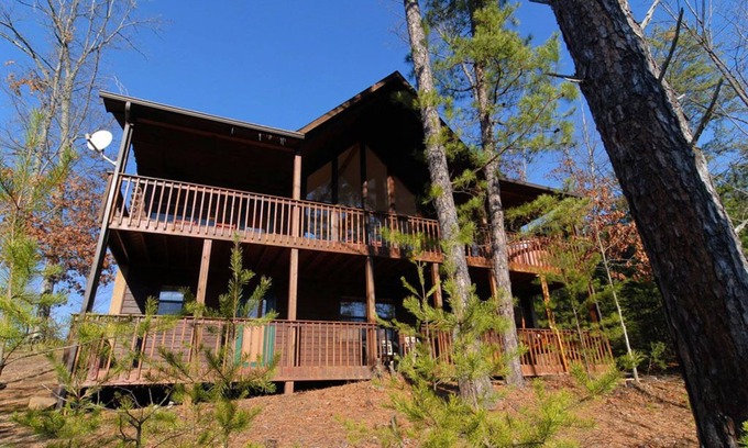 Sevierville Ski Chalet | Close to Dollywood and Pigeon Forge- Indoor Pool Access-Putt Putt Area-Gameroom-Outdoor tv and more