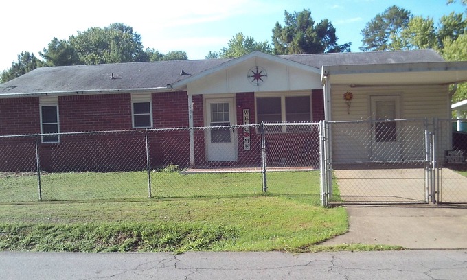 Alma House | Close to Fort Smith/Van Buren, and Fayetteville AR - Home of the Hogs!