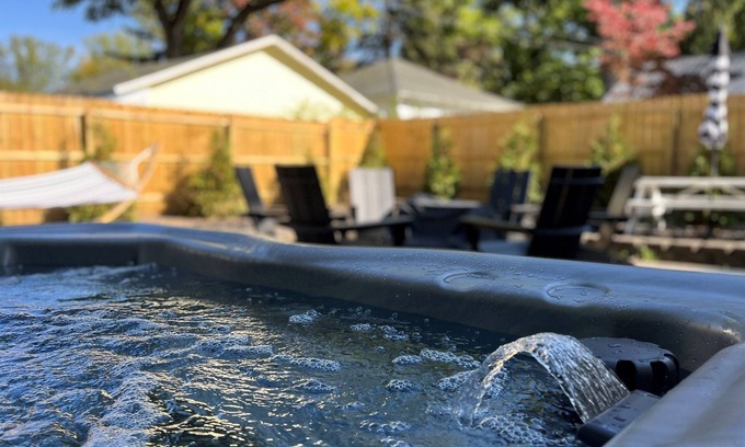 South Haven House | Close to Lake MI & SoHa | Bikes included | Hot tub