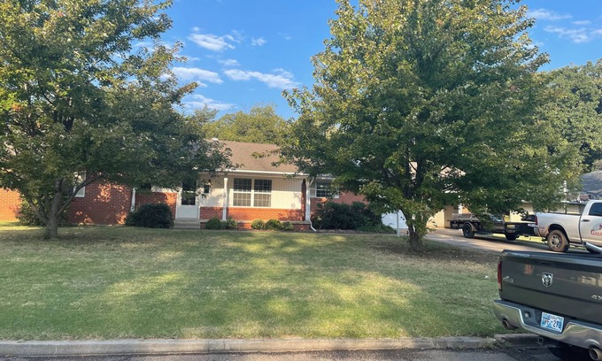 Shawnee House | Close to OU,OBU,TinkerAFB,beautiful3 bed 2 bath,large fencedback yard.Yestopets!