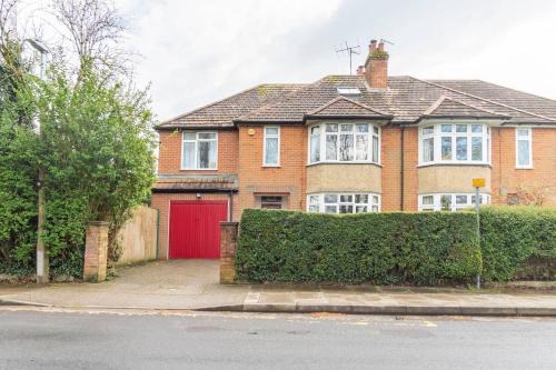 Salisbury House | Close to Salisbury Cathedral (& Hospital)