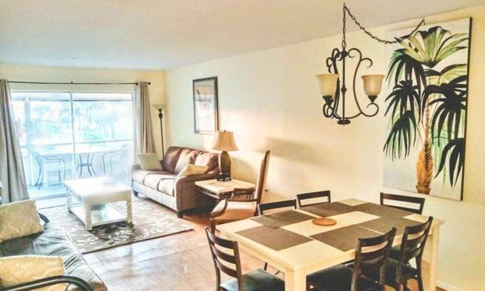 Gulf Gate Estates Condo | Close to Siesta Key. Screened Large Patio. 2 King beds. Sarasota 2Br Condo. WiFi