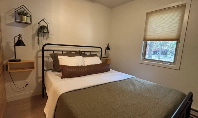 Lead House | Close to Terry Peak. Pet friendly cabin in Lead/Deadwood area. 6 beds, 3 rooms.
