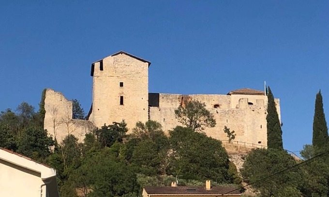 Greoux-les-Bains Apartment | CLOSE TO THE CASTLE, CLEAR VIEW. APARTMENT WITH BALCONY, SPACIOUS, QUIET.