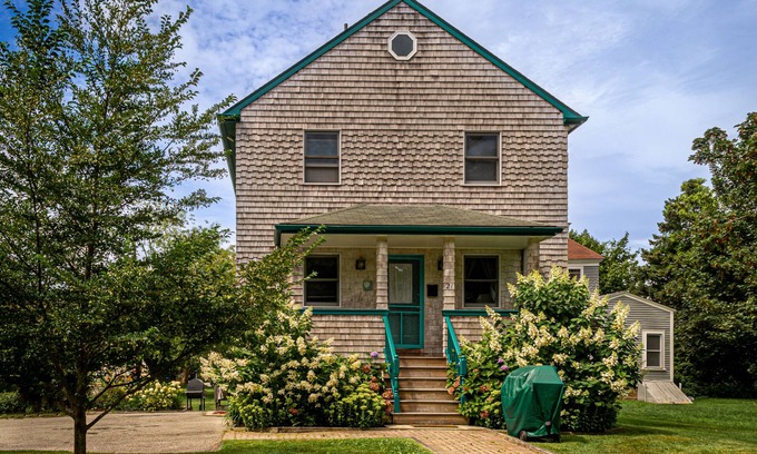 Cliff Walk House | Close Walk to Beach, Cliff Walk, w/Parking, 5 Bedroom, 3 Bath, Well-Maintained