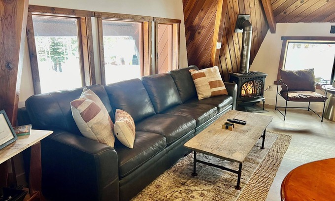 Mammoth Lakes Cabin | Closest, coziest home at The Village! Steps to Bars/Dining/Shops and Gondola!