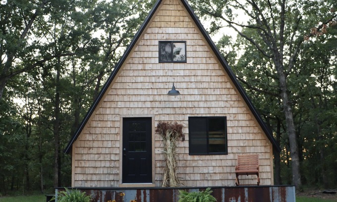 Lebanon Cabin | Clydie’s Cabin located at Bennett Springs. Less than a mile to the spring
