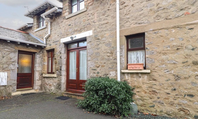 Ingleton Cottage | COACH HOUSE COTTAGE, pet friendly, with hot tub in Ingleton