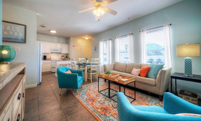 Port Aransas Condo | Coastal 2BDR Condo w/Shared Pool | Golf Cart Zone