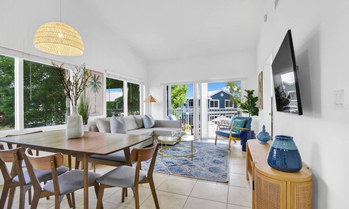 Mission Bay Apartment | Coastal Chic Apt - Minutes from Evert Tennis Academy & Osprey Point Golf Course
