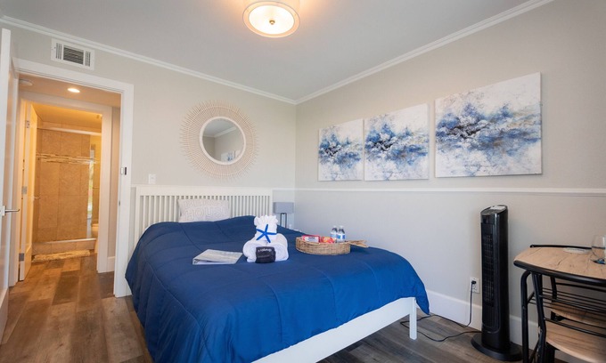 Del Mar Heights House | 🌴 Coastal Comfort Awaits — Modern 1-Bedroom Suite Near Beach in Del Mar.