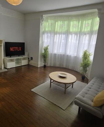 Leigh-on-Sea Apartment | Coastal Comfort in Leigh Ideal for Work & Leisure