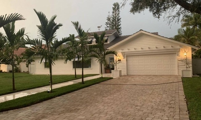 South Sarasota House | Coastal Contemporary in “The Landings” tennis community ~ Siesta Key.