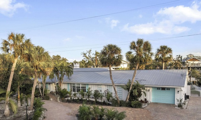 Bay Isle House | Coastal Escape in Sarasota – Siesta Key Beach & Kayak-Friendly Sandbar