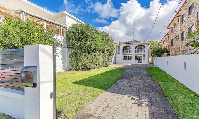 Tweed Heads House | Coastal Home Retreat - Spacious, Sleeps 12