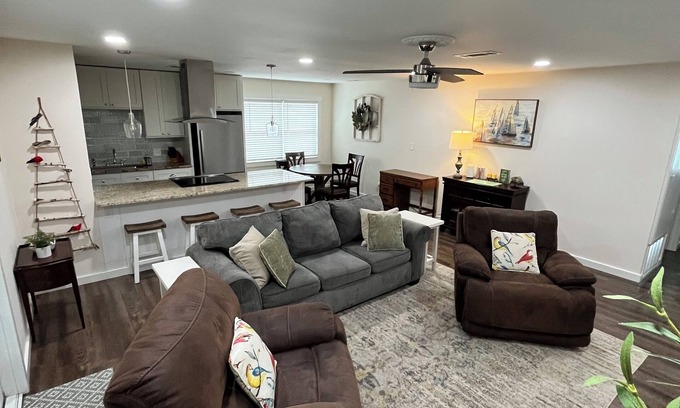 Northeast Pensacola House | Coastal Living 🏡 Freshly Decorated and Spacious