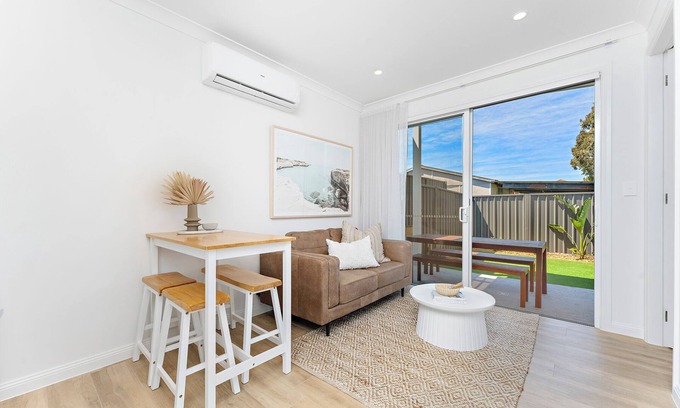 Corrimal House | Coastal retreat near shops + beach