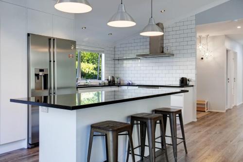 Murrays Bay House | Coastal Retreat w Spa Pool just Steps to the Beach