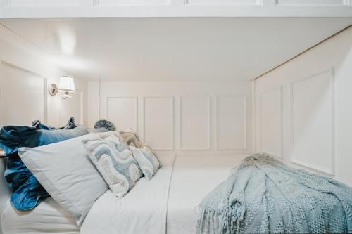 Legazpi Village Apartment | Coastal Studio in KL Tower Serviced Residences, Greenbelt, Makati! Maximum capacity 5 pax!