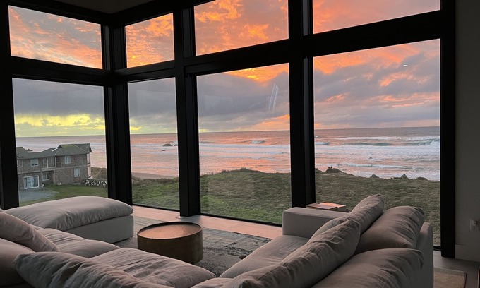 Bandon House | Coastal Stunner w/Ocean Views, Roof Deck + EV Charger