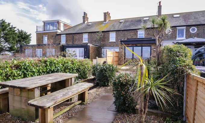 Swalecliffe Cottage | COASTGUARDS VIEW, pet friendly, with open fire in Swalecliffe