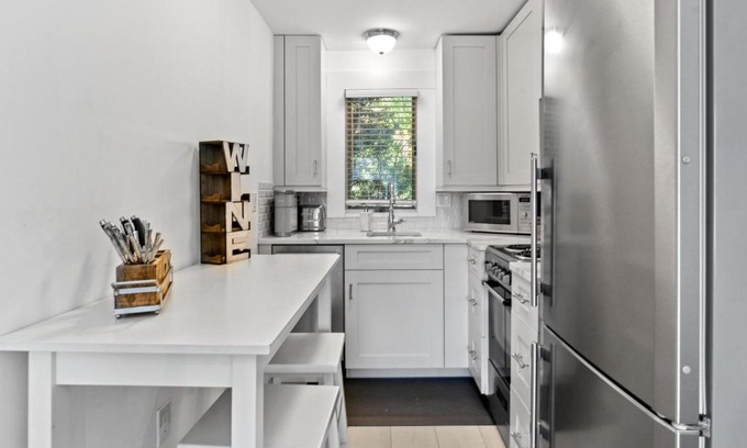 Parrot Cove Apartment | Coco Studio