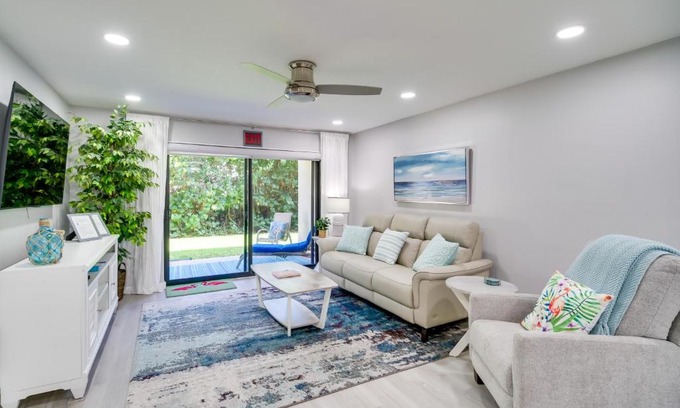 Cocoa Beach Apartment | Cocoa Beach Condo with Community Pool and Hot Tub!