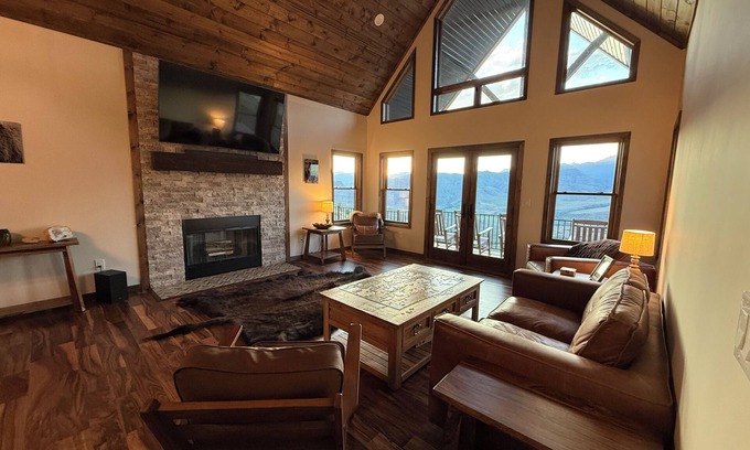 Wapiti House | Cody WY Yellowstone Luxury Mountain Escape - 3 Bed 2 Ba Amazing Mountain Views