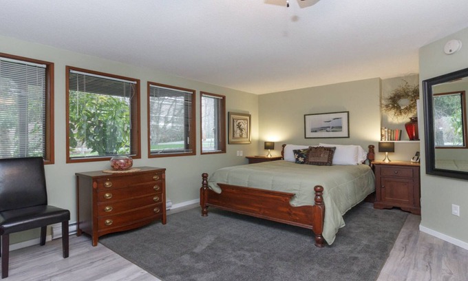 North Saanich House | Coles Bay Vacation Retreat /Beaches, Golf, Trails