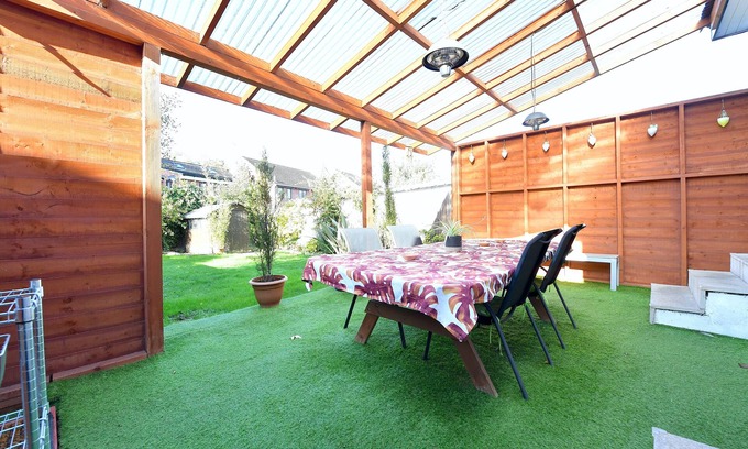 Hendon Apartment | Colindale Retreat, 3 Bedroom, Sleeps up to 6,