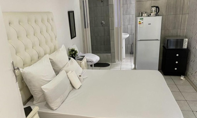 Orkney House | Colins Accommodation - DAYREST from R120 OVERNIGHT from R300