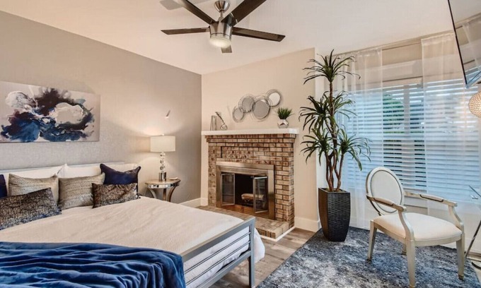 Golden Hill House | Colivilla - ENTIRE House · 12 Bedrm 12.5 Bath House - Sleeps Up To 21 Guests!