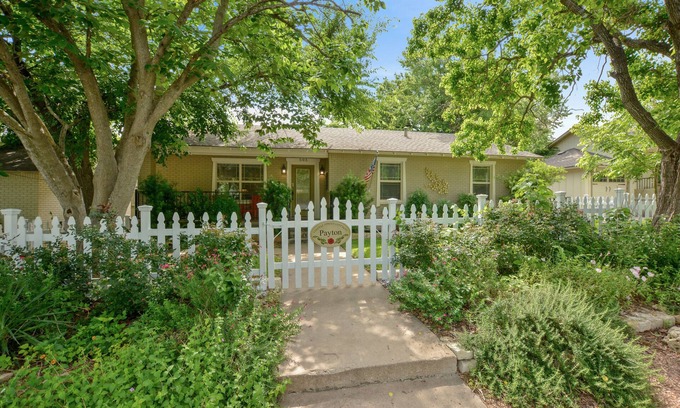 Georgetown Cottage | COLLEGE STREET COTTAGES - GEORGETOWN SQUARE AREA - HISTORIC DISTRICT