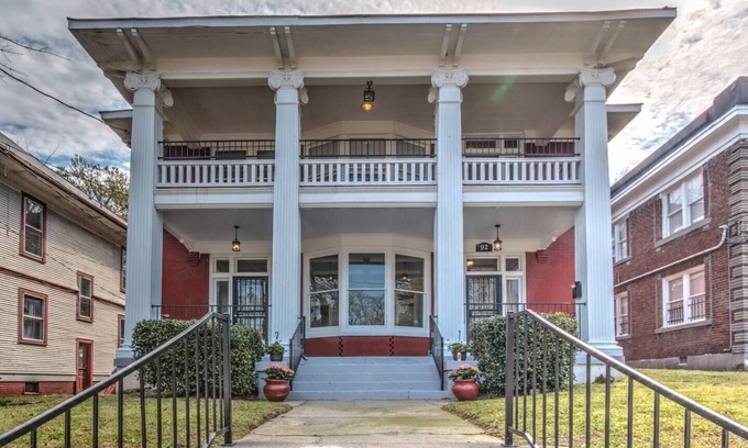 Midtown Apartment | Colonial-Inspired Stay: Near Arts, Music & History