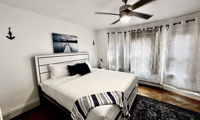 Albany House | Colonial Style Home 5 Br 2 bath n’ Parking! Close to restaurants n’ colleges!